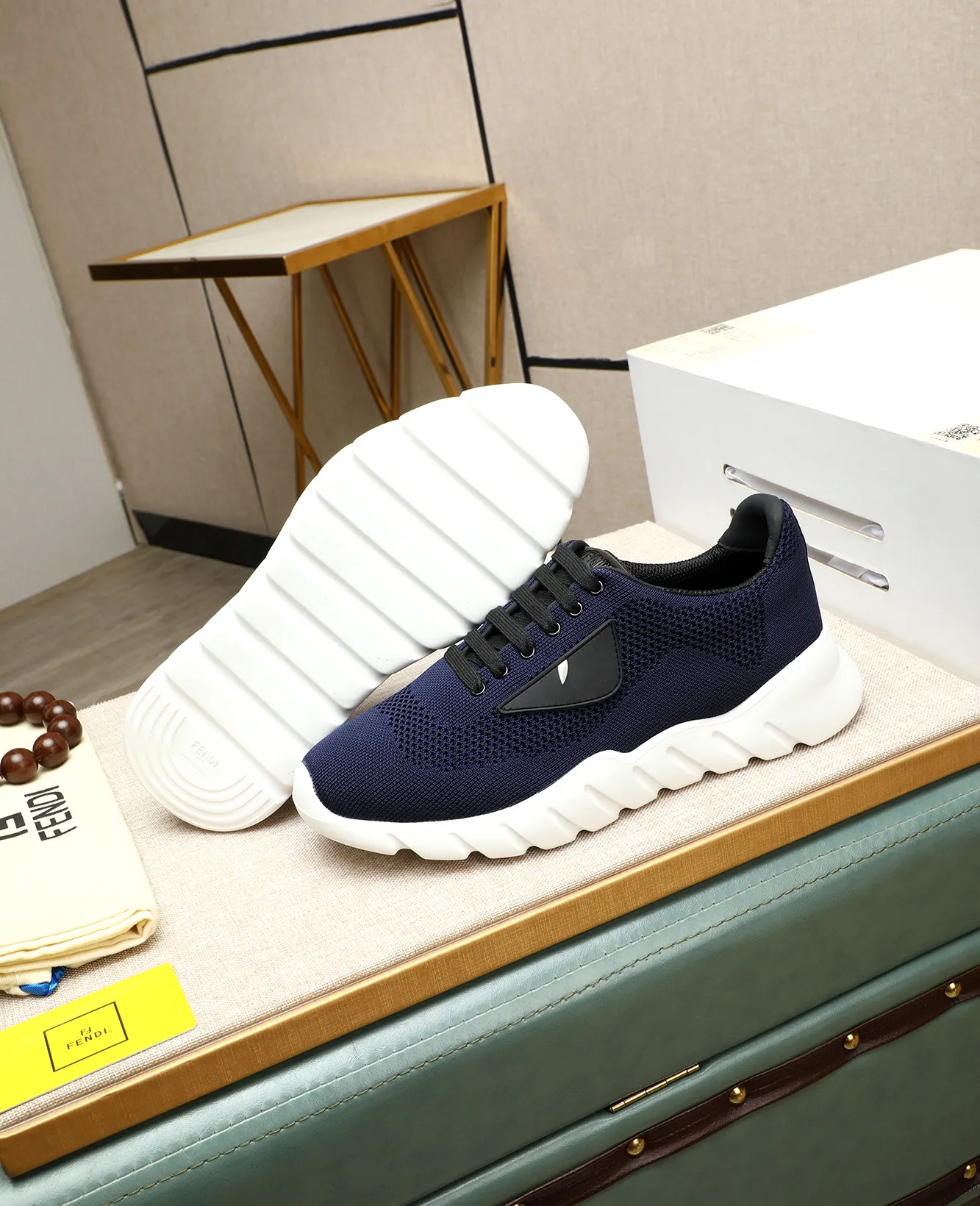 Men's Men's Shoes 💰680 Fendi Fendi's latest Tag series of men's casual mesh sports running shoes, originally purchased and developed, this Tag sports shoe is a one-leg sneaker, made of black high-tech mesh material with gray neoprene details. Oversized FENDI lettering on the side and translucent rubber details. Light and flexible rubber running shoe soles, beautifully packaged at the delivery counter, customized breathable lining, original molded foam rubber outsole, sole thickness: 3.5CM! Size: 39-44 (customized at 38.45.46)